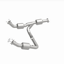 Load image into Gallery viewer, MagnaFlow 18-20 Chevrolet Express 2500 Single Underbody 4.3L Direct Fit Catalytic Converter