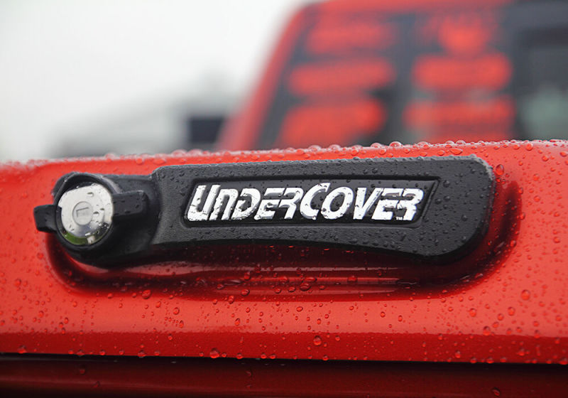 UnderCover 22-23 Chevy Silverado 5.9 ft Elite Bed Cover w/ Multi Flex TG - Cherry Red Tintcoat