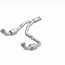 Load image into Gallery viewer, MagnaFlow 12-20 Chevrolet Express 4500 Underbody 6.0L Direct Fit Catalytic Converter