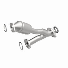 Load image into Gallery viewer, MagnaFlow Direct Fit Catalytic Converter 01-03 Highlander 3L rr OEM