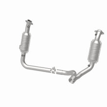Load image into Gallery viewer, MagnaFlow Direct Fit Catalytic Converter 2006 Dodge RAM 1500 Pickup 5.7L Solid Front Axle