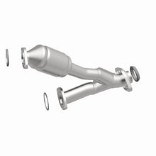 Load image into Gallery viewer, MagnaFlow Direct Fit Catalytic Converter 01-03 Highlander 3L rr OEM
