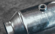 Load image into Gallery viewer, MagnaFlow CARB Compliant Universal Catalytic Converter 2.5in In / 2.5in Out / 9in Long