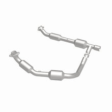 Load image into Gallery viewer, MagnaFlow Direct Fit Catalytic Converter 05-06 Ford E-350 Super Duty 5.4L