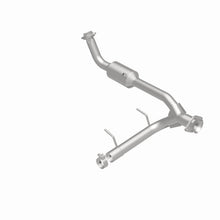 Load image into Gallery viewer, MagnaFlow Direct Fit Catalytic Converter 05-06 Lincoln Navigator 5.4L w/ 3in Main Piping