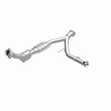 Load image into Gallery viewer, MagnaFlow Direct Fit Catalytic Converter 03-04 Ford Expedition 5.4L V8 Passenger Side