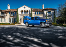 Load image into Gallery viewer, UnderCover 14-18 Chevy Silverado 1500 (19 Legacy) 5.8ft Elite LX Bed Cover - Silver Ice