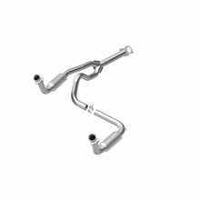 Load image into Gallery viewer, MagnaFlow Direct Fit Catalytic Converter 00 Chevy Express 1500 5.7L