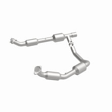 Load image into Gallery viewer, MagnaFlow Direct Fit Catalytic Converter 05-06 Ford E-350 Super Duty 5.4L
