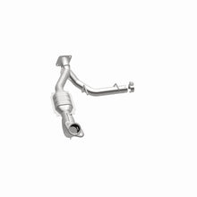 Load image into Gallery viewer, MagnaFlow Direct Fit Catalytic Converter 03-04 Ford Expedition 5.4L V8 Passenger Side